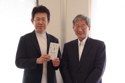 優勝者（左）と岡本会長