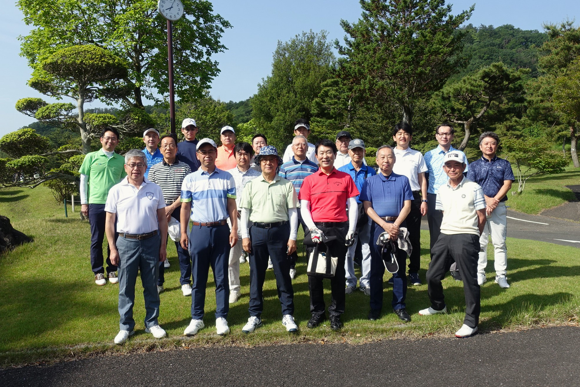 高麗川カントリークラブのクラブハウス前にてスタート前に全員集合